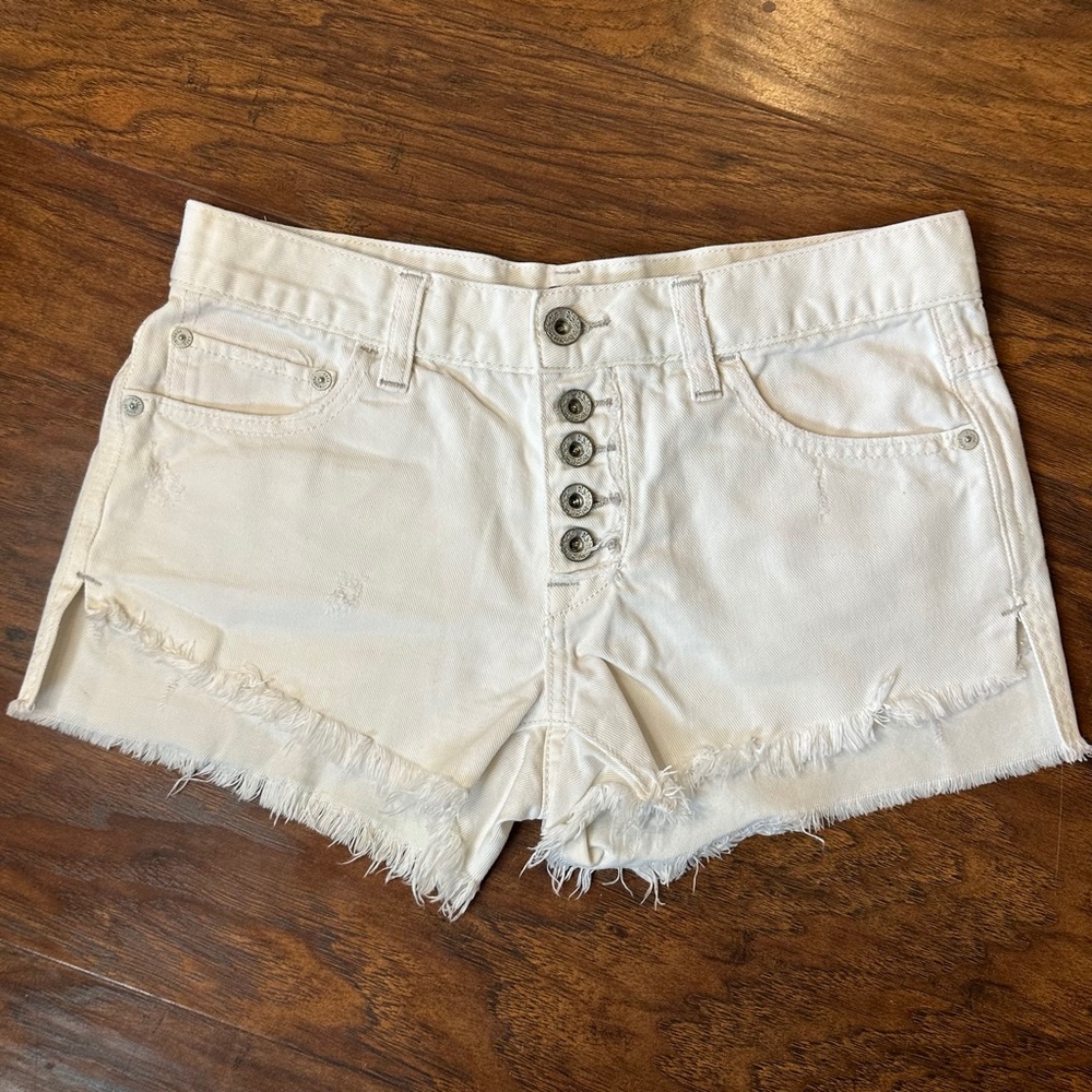 Women’s Free People frayed white jean shorts size 24